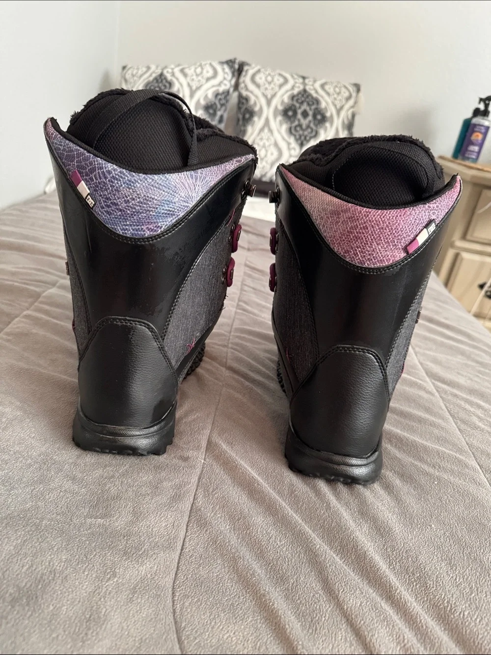 DC Black Snowboard Boots with Purple Laces boys unisex sz 7 W